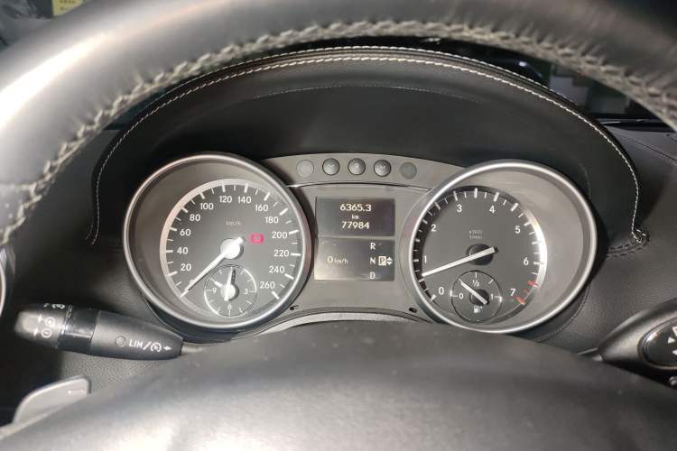 Used Mercedes-Benz M-Class 2010 ML 350 4MATIC Luxury Model Odometer Close Up