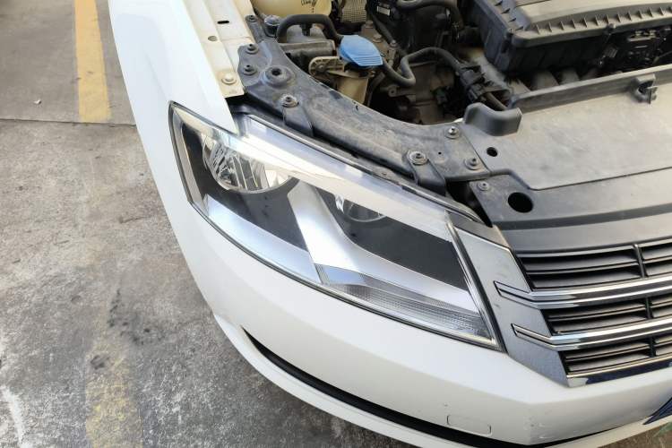 Used Volkswagen Lavida 2013 Revised Classic 1.6L Automatic Fashion Edition Right Front Headlight