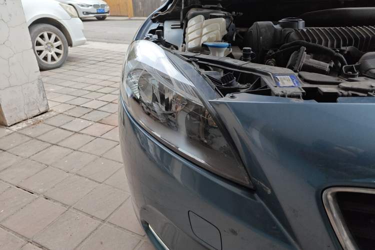 Used Volvo V40 2013 2.0T Zhiyi Edition Right Front Headlight