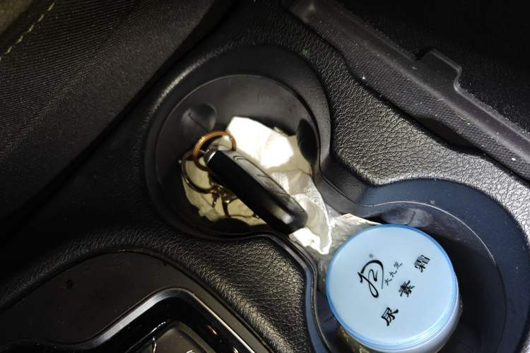 Used Jeep Cherokee 2019 2.0T Four-Wheel Drive Explorer Edition China VI Emission Standard Vehicle Key