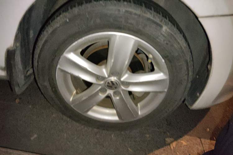 Used Volkswagen Polo 2011 1.6L Automatic ZhiShang Version Right Front Wheel Hub