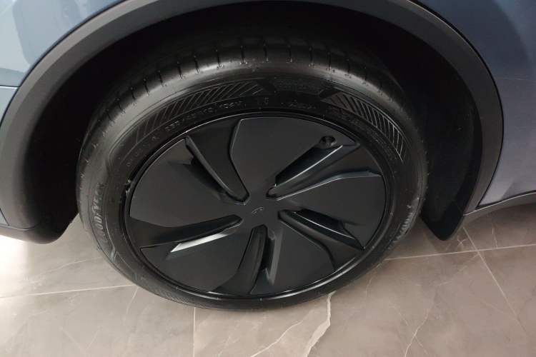 Used Tesla Model Y 2025 Rear-Wheel Drive First Edition Right Rear Wheel Hub