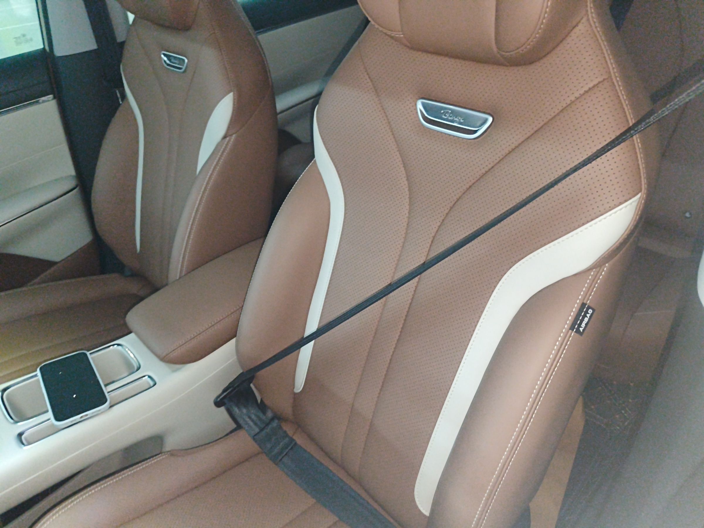 Переднее сиденье в автомобиле