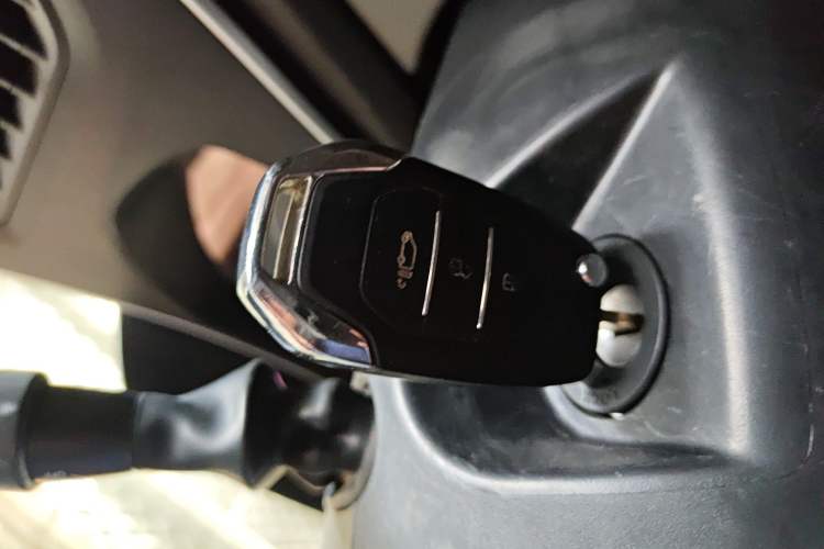 Used SAIC MAXUS Xintu V80 2023 2.0T Manual Classic Aoyuntong Short Wheelbase Mid-Roof 7/8/9-Seater Vehicle Key