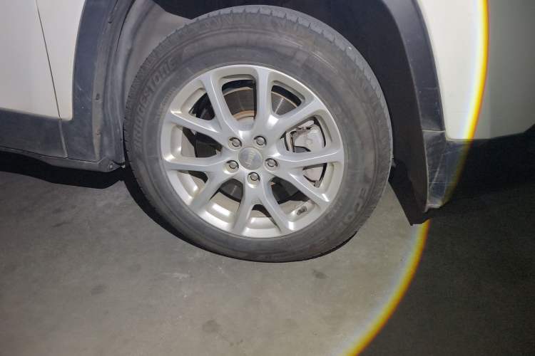 Used Jeep Cherokee 2017 2.0L Superior Edition Right Front Wheel Hub