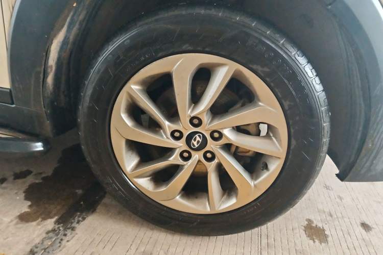 Used Hyundai Tucson 2015 1.6T Dual-Clutch Two-Wheel-Drive Smart Model Right Front Wheel Hub