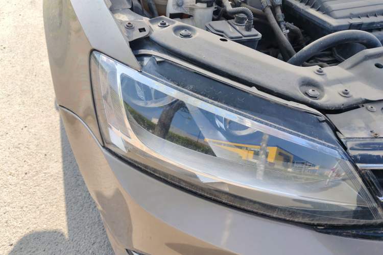 Used Volkswagen Sagitar 2017 230TSI Automatic Comfort Version Right Front Headlight