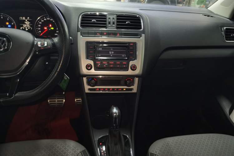 Used Volkswagen Polo 2014 1.6L Cross Polo Automatic Audio And AC Panel