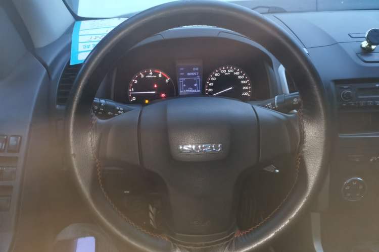 Used Isuzu D-MAX 2015 2.5T Two-Wheel Drive Manual High-Performance Base Version 4JK1