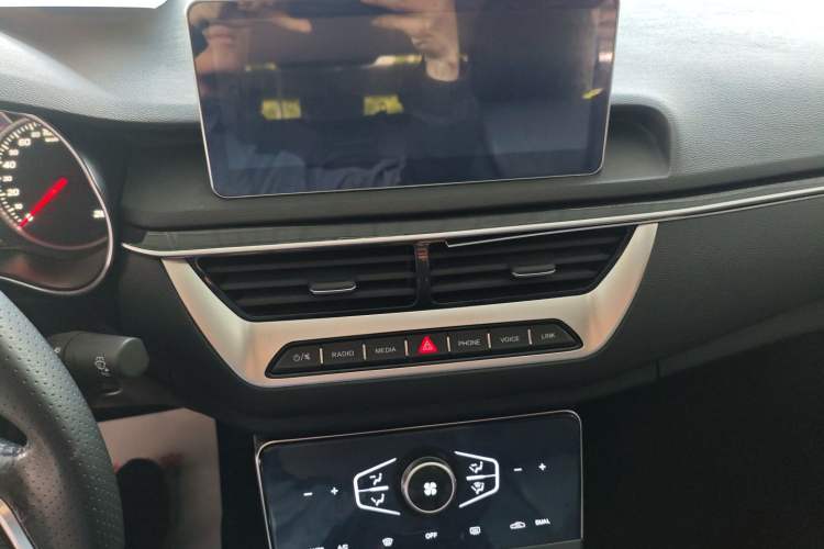 Used Hongqi H5 2022 Classic Model Facelift 1.5T DCT Qiyun Edition Audio And AC Panel