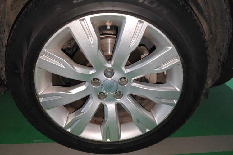 Used Land Rover Discovery Sport 2015 2.0T SE Right Front Wheel Hub