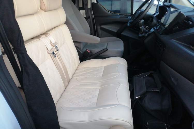 Used Ford Transit 2017 2.0T Diesel Multi-Purpose Commercial Vehicle Short Wheelbase Low Roof China V Standard