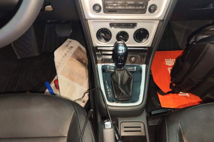 Used Volkswagen Gran Lavida 2013 1.4 TSI Automatic Comfort Model Gear Lever