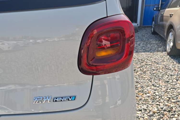 Used Wuling Hongguang MINIEV 2025 Four-Door Version Advanced Edition Right Rear Taillight