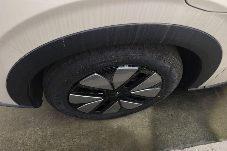 Used Wuling Bingo S 2025 Model 325km Deluxe Edition Left Front Wheel Hub