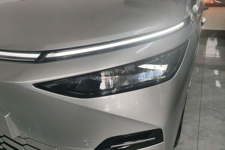 Used XPeng X9 2025 650 Long-Range Max Left Front Headlight