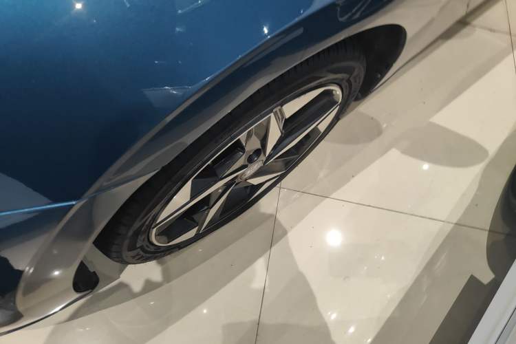 Used Hyundai Elantra 2021 1.5L CVT GLX Elite Edition Left Front Wheel Hub