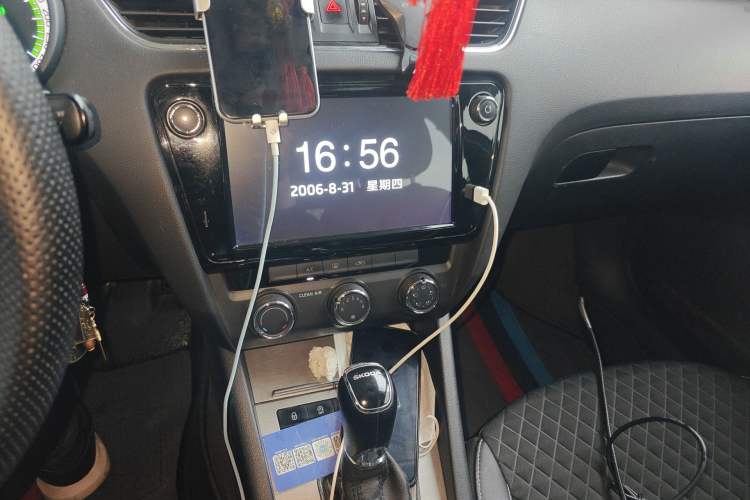 Used Skoda Octavia 2019 1.5L Automatic Luxury Edition Audio And AC Panel