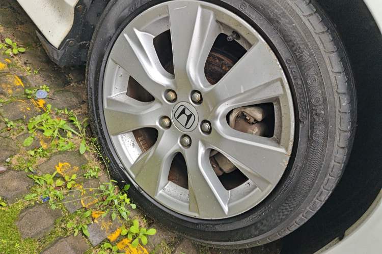 Used Honda Jade 2013 1.8L automatic Comfort version 5 seats Right Front Wheel Hub