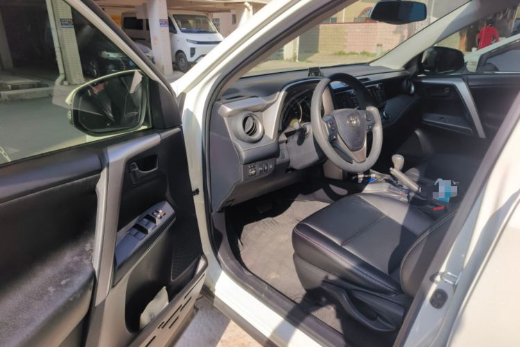 Used Toyota RAV4 2016 2.0L CVT Two-Wheel Drive Fashion Edition China V Standard
