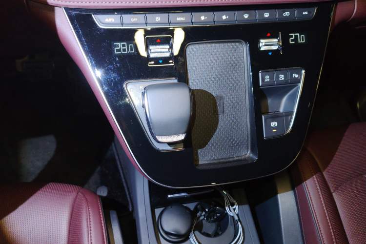 Used Hongqi HQ9 2023 2.0T Smart Connect Flagship Edition Gear Lever