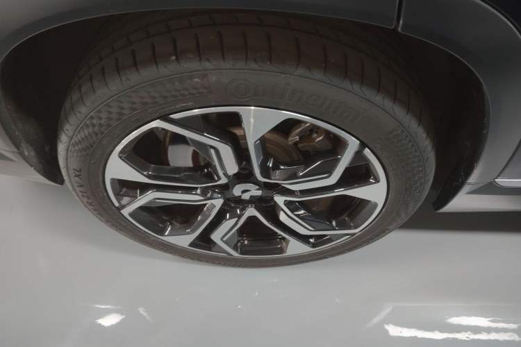 Used Nio ES8 2020 580 km Range Signature Edition Six-Seater Version Right Rear Wheel Hub