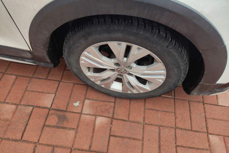 Used Volkswagen C-TREK 2017 1.6L Automatic Comfort Model Right Front Wheel Hub