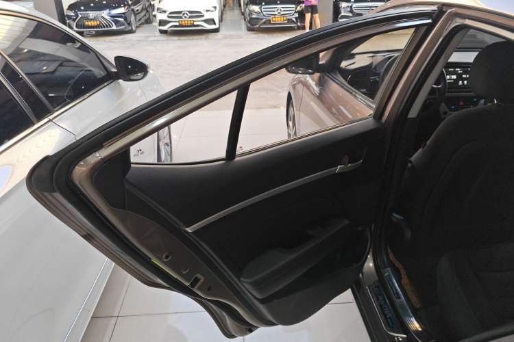 Used Hyundai Elantra (6th Generation / Lingdong) 2016 1.6L Automatic ZhiXuan – Elite Version Interior 8