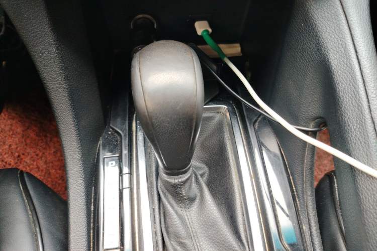 Used JMC Yusheng S350 2016 2.0T Automatic All-Wheel Drive Gasoline Ultra-Luxury 5-Seater Gear Lever