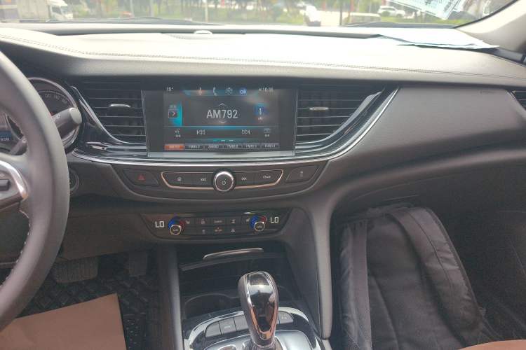 Used Buick Regal 2017 20T Elite Edition Audio And AC Panel