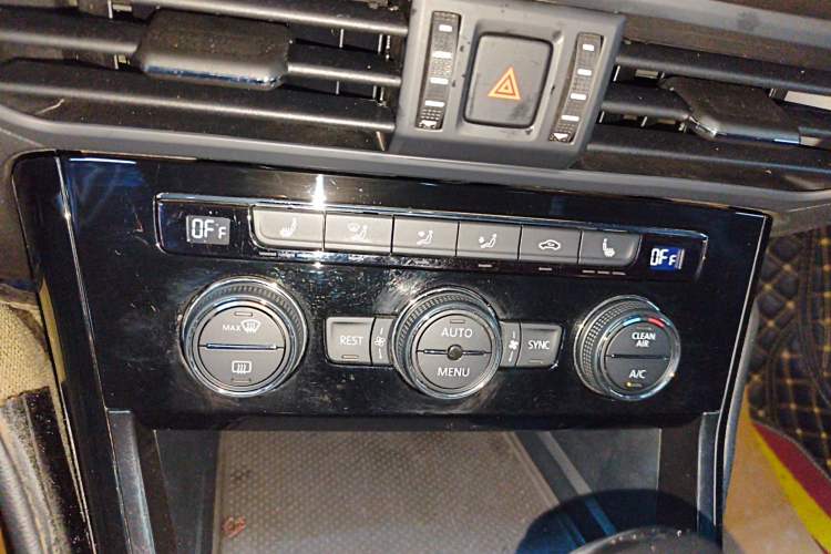 Used Volkswagen Passat 2019 330TSI Elite Edition China VI Audio And AC Panel