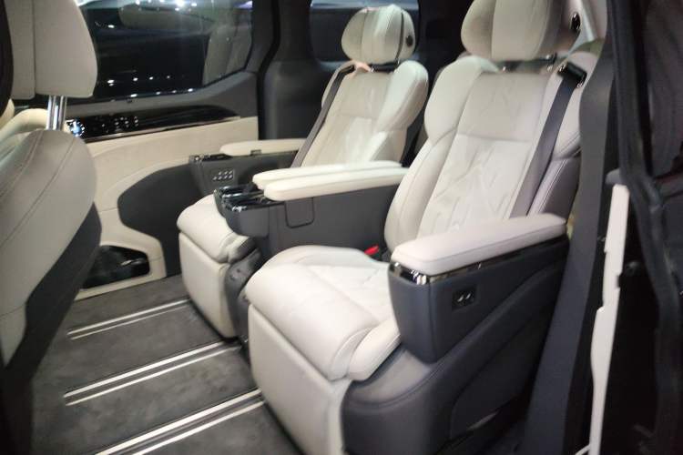 Used Zeekr 009 2024 Six-Seat Executive Version 4WD 108 kWh Left Rear Seat