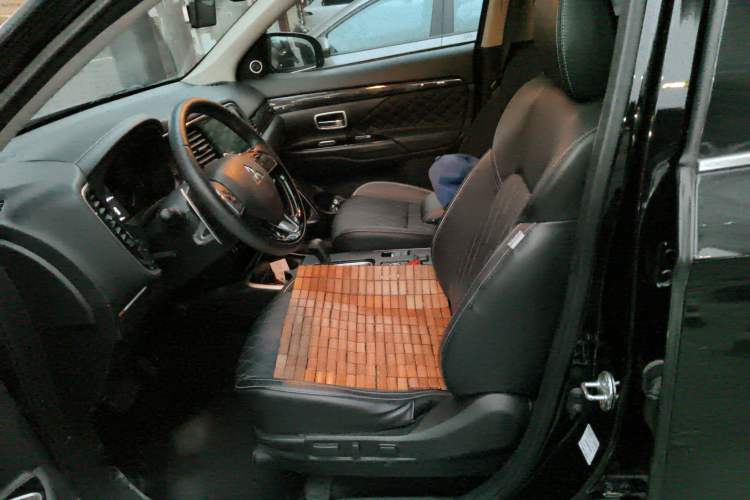 Used Mitsubishi Outlander 2020 2.4L 4x4 Zhi Xiang Edition 7-Seater