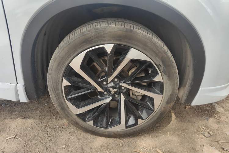 Used Mitsubishi Outlander 2023 1.5T CVT Four-Wheel Drive Prestige Edition 7 Seats Right Front Wheel Hub