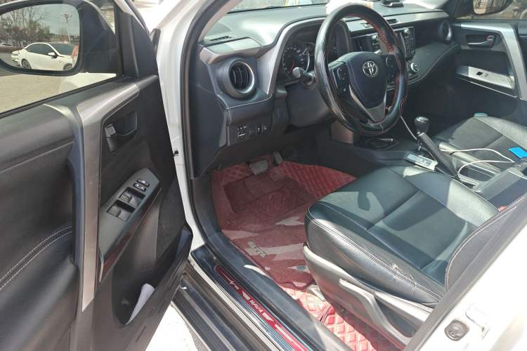 Used Toyota RAV4 2019 2.0L CVT Two-Wheel Drive Luxury Version China VI Standard