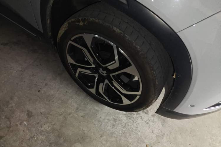 Used Nio ES8 2018 Founder Edition Right Front Wheel Hub