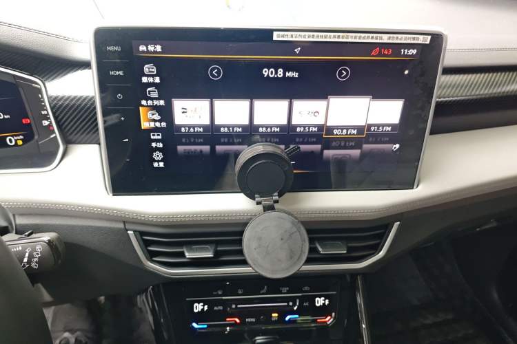 Used Volkswagen Tayron 2024 330TSI Two-Wheel Drive Luxury Plus Advanced Version Audio And AC Panel