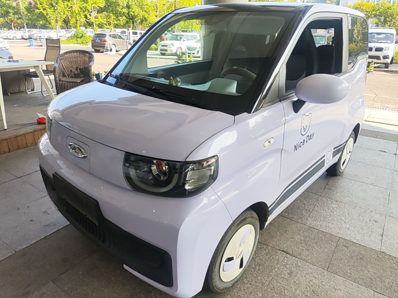 Unter der Vorderseite des Autos