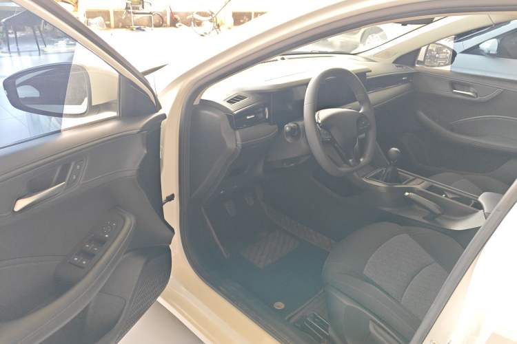 Used Roewe i5 2023 1.5L Manual Comfort Edition