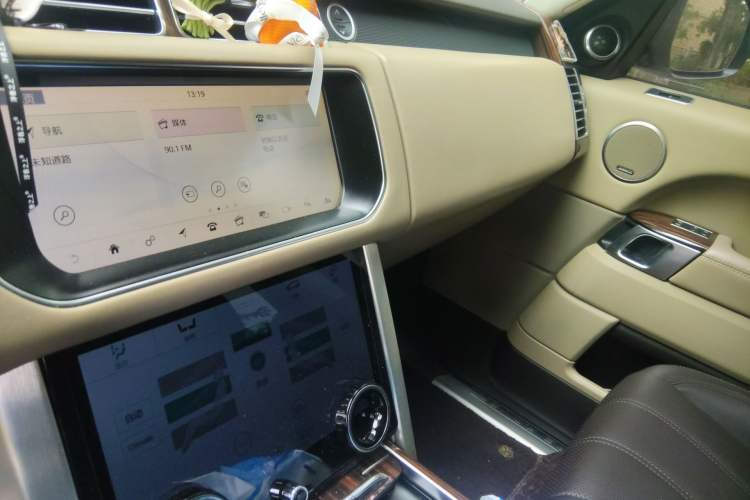 Used Land Rover Range 2016 3.0 SC V6 Vogue Audio And AC Panel