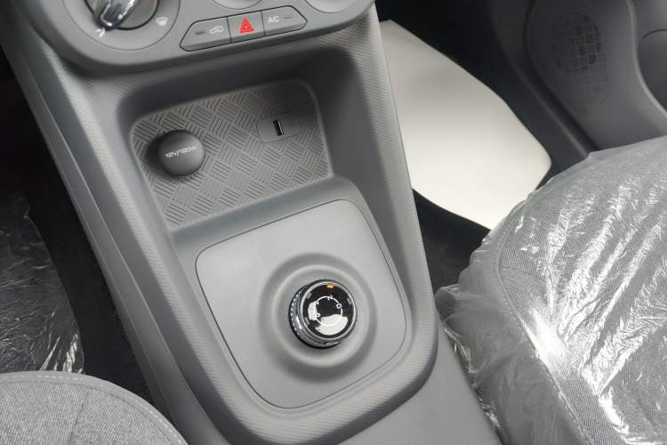 Used Wuling Hongguang New Energy 2024 All-Electric Model 300KM Standard Version Gear Lever