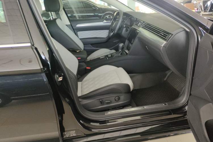 Used Volkswagen Magotan 2023 2 Million Units Limited Edition 330TSI DSG Leading Version Right Front Seat