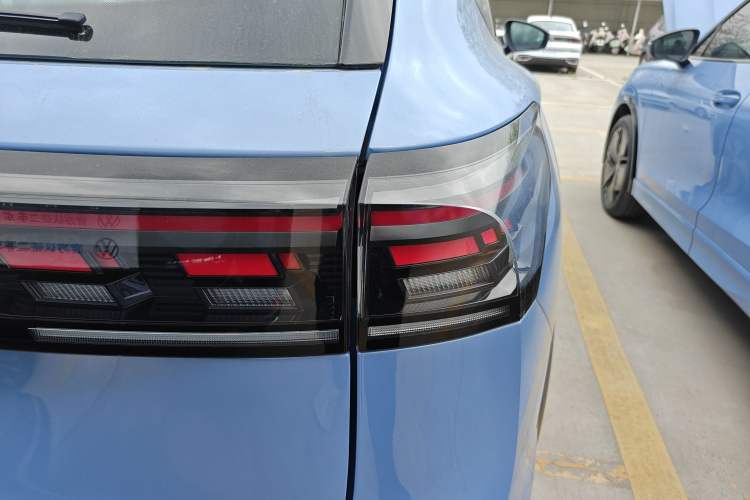 Used Volkswagen Tiguan L 2024 PRO 380TSI Four-Wheel Drive R-Line Prestige Edition Right Rear Taillight