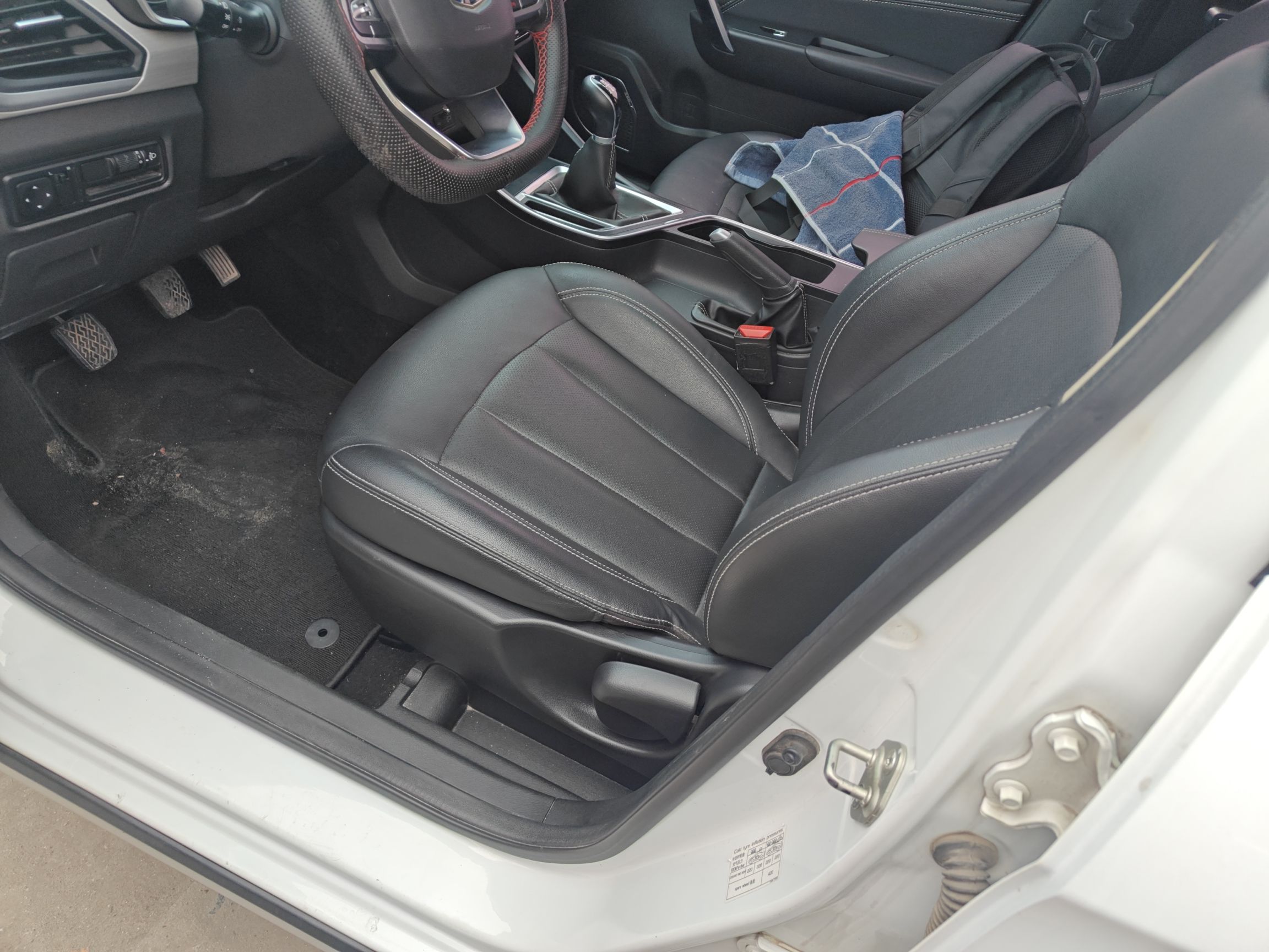 المقاعد الأمامية داخل السيارة