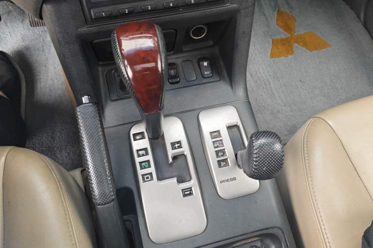 Used Mitsubishi Pajero 2006 3.0L AT GLX Gear Lever