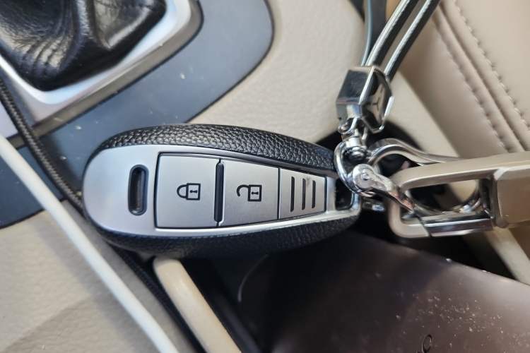 Used Suzuki Kizashi 2011 2.4L Two-Wheel Drive CVT Standard Edition Vehicle Key