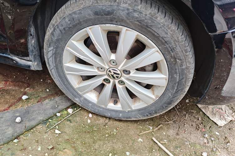 Used Volkswagen Sagitar 2012 1.4TSI Automatic Luxury Edition Right Front Wheel Hub