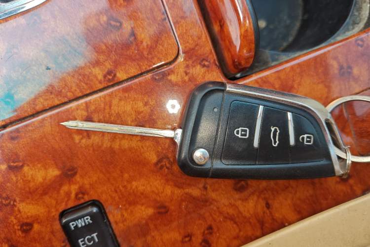 Used Toyota Crown 2005 2.5L Royal Vehicle Key