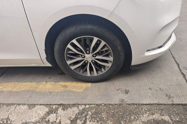 Used Buick GL8 2021 ES Landtrek 653T Comfort Edition Right Front Wheel Hub