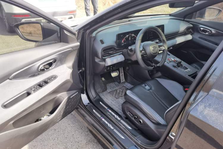 Used GAC Trumpchi EMPOW 2023 400T Automatic R MAX Driver Seat